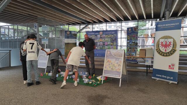 Erstaunen bei den Kindern bei manchen Verrottungszeiten. | Foto: Tiroler Bergwacht - Einsatzstelle Stubai
