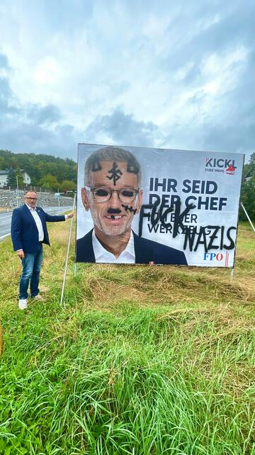 Bezirksobmann Günter Pröller: “Plakate beschmieren ist kein Kavaliersdelikt, Vandalismus wird ausnahmslos zur Anzeige gebracht.“
 | Foto: FPÖ UU
