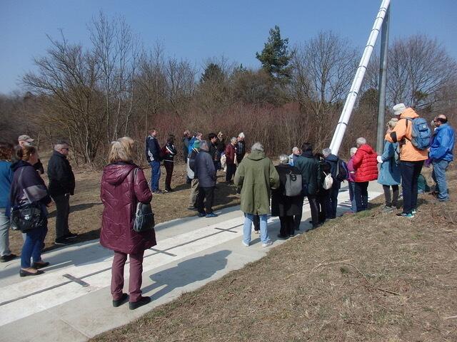 Besucher versammelten sich bei der großen Sonnenuhr während einer Frühlings-Führung. | Foto: Österreichischer Astronomischer Verein