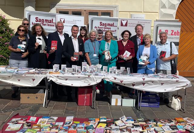 BookCrossing-Aktion der Volkshochschulen in Eisenstadt mit Landesrätin Daniela Winkler (5.v.r.), Landtagspräsident Robert Hergovich (5.v.l.), Bürgermeister LAbg. Thomas Steiner (4.v.l.), LAbg. Anja Haider-Wallner (3.v.l.), VHS Burgenland-Geschäftsführerin Ursula Foki (Bildmitte) und Kulturmanager Horst Horvath (3.v.r.).
 | Foto:  Landesmedienservice Burgenland/Büro LR.in Winkler