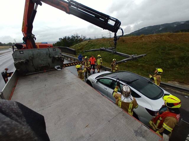 Der PKW mit Totalschaden musste von der FF Pöchlarn auf der A1 geborgen werden. | Foto: DOKU NÖ