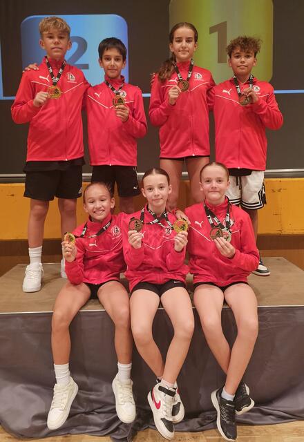 Gruppenfoto: Zadina, Varga, Schneeweiß, Steindl, Strodl und Treun nach dem Wettkampf. | Foto: Frieways Karateklub