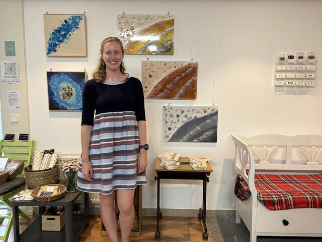 Sarah Schirmer, die Geschäftsführerin vom "Galerie Handwerk", will durch ihren Shop Künstlern eine Bühne bieten. | Foto: Nieschalk/MeinBezirk