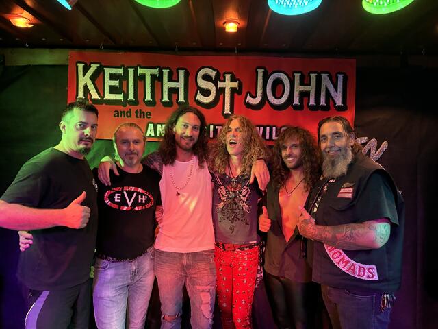 Daniele Clauderotti (Schlagzeug), Cristian Oitzinger (Gitarre), Peter Brian Wood (Bass), Frontman Keith St. John, Valentino Francavilla (Gitarre) und Klaus "Muno" Weinlinger (von links), der mit seiner Band Colorful Child im Bluesiana eröffnete. | Foto: MeinBezirk.at