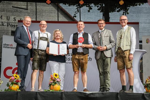 St. Aegidi ist Viertelsieger für das Innviertel beim OÖ. Ortsbildpreis 2024. Von links: Landeshauptmann Thomas Stelzer, DOSTE-Obmann St. Aegidi Franz Fischer, Gemeinderätin Luzia Klaffenböck, Bürgermeister Klaus Paminger, Landesrat Markus Achleitern, Generaldirektor der OÖ Versicherung Othmar Nagl. | Foto: Land OÖ/Gerstmair