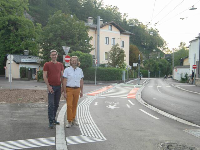 Bürgermeister-Stellvertreter Kay-Michael Dankl (li.) und Markus Huber (Leitung Radwegebau Gemeindestraßen) sehen sich die fertigen Geh- und Radwege in der Reichenhaller Straße an. | Foto: Stadt:Salzburg - Rocio Escabosa