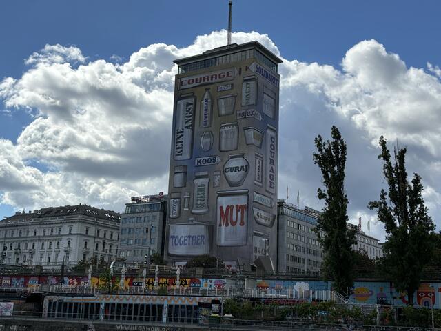 Jährlich wird der Ringturm in einem großen Kunstwerk verhüllt. Die Künstlerin kommt dieses Jahr aus Wien Floridsdorf.  | Foto: Michael Marbacher / MeinBezirk