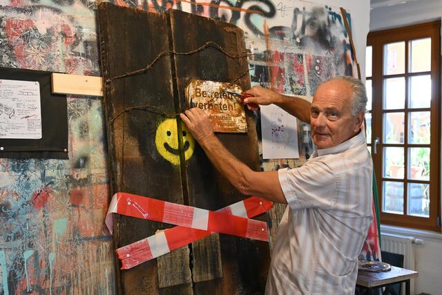 Galerie und Atelier in einem: Georg Zenz bei der Arbeit an einem Bild. | Foto: Rosa Besler