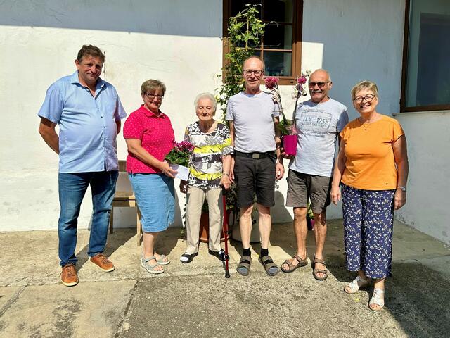 Kurt Wessely, Vizebürgermeisterin Margit Auer, Stefanie Priemayer, Rudolf Priemayer, Reinhard Kellner und Brigitte Irschik gratulierten. | Foto: Stadtgemeinde Raabs an der Thaya