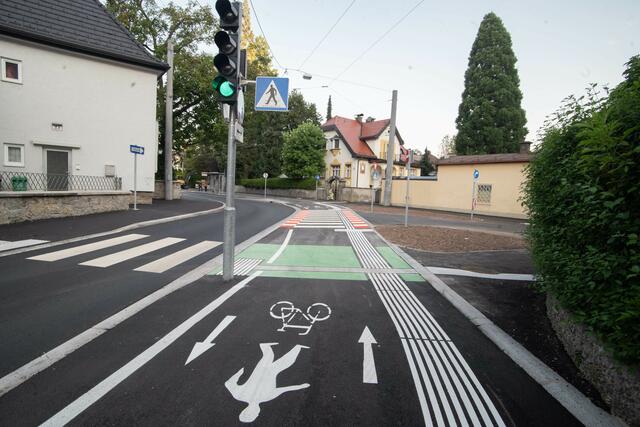 Installiert wurde auch ein taktiles Leitsystem, das insbesondere Menschen mit Sehbeeinträchtigung zu Gute kommt. | Foto: Stadt:Salzburg - Rocio Escabosa
