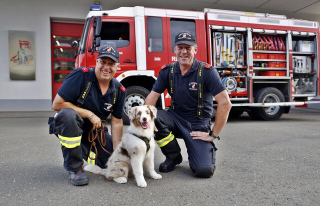 Thomas Bischof (li.) und Robert Gmundner hatten die Idee, Marie als ersten Feuerwehrhund im Bezirk auszubilden. | Foto: Feuerwehr Kraubath