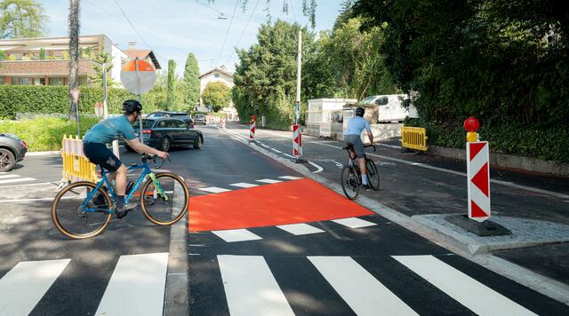 Der neue farblich markierte Schutzweg und die neue Radfahrerüberfahrt Kreuzung Hübnergasse / Reichenhaller Straße. | Foto: Stadt:Salzburg - Alexander Killer