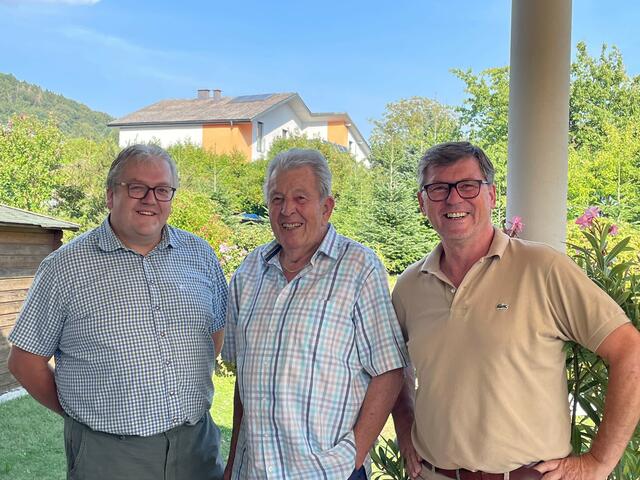 Vizebürgermeister Manfred Mitmasser, Jubilar Heinrich Reithner und Bürgermeister Peter Grafeneder. | Foto: Gemeinde Marbach