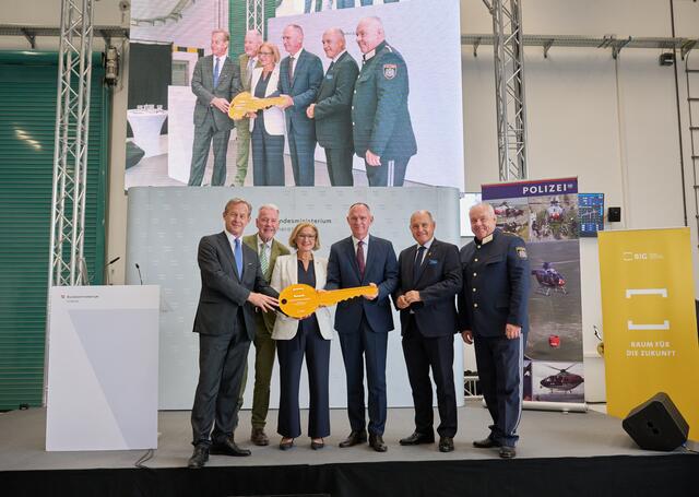 Die symbolische Schlüsselübergabe des neuen Flugpolizei-Stützpunktes erfolgte durch Cobra-Beamte, die sich von Einsatzhubschraubern abseilten und den Schlüssel anschließend auf der Bühne übergaben.

  | Foto: NLK Pfeiffer