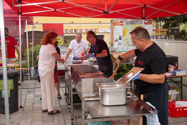 Für die Besucher wurde auch gegrillt. | Foto: Erhard Hois