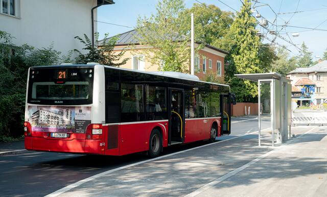 Die neue Bushaltestelle wurde mit einem Wartehäuschen ausgestattet, dessen Info- und Werbetafeln von einer Photovoltaikanlage betrieben werden.  | Foto: Stadt:Salzburg - Alexander Killer