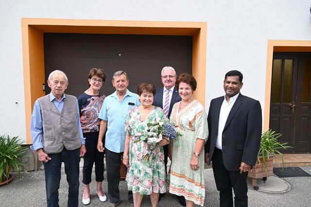 v.li.n.re.: Altpfarrer Hermann Zainzinger, Lia Wurzer (NÖ Senioren), Friedrich &amp; Brunhilde Reiter, Rudolf Simlinger (NÖ Senioren), Bgm. Ludmilla Etzenberger, Aby Joseph Mannoor (Pfarrer)

  | Foto: Stadtgemeinde Gföhl