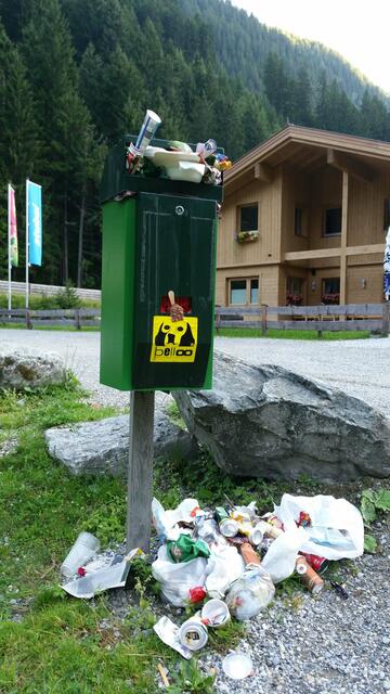 Müllentsorgung ohne Verstand, selbst das Eis schmeckt scheinbar nicht! | Foto: Tiroler Bergwacht - Einsatzstelle Stubai