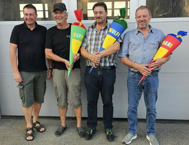 Bürgermeister Wilfried Kellermann mit den pensionierten Gemeindearbeitern. | Foto: Marktgemeinde Ulrichsberg