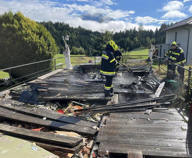 Feuerwehr bei den Löscharbeiten. | Foto: Feuerwehr St. Stefan/Gail