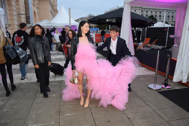 Nicolas Dudek war der jüngste Designer des Abends - bekannt für seine fluffigen Tüll-Kollektionen.  | Foto: Patricia Hillinger/MeinBezirk