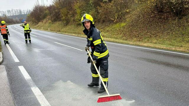 (Symbolbild) Wenn ein Auto Öl auf der Straße verliert, muss die Ölspur später von Einsatzkräften gereinigt werden, bevor die Straße wieder befahrbar ist.  | Foto: Peter Michael Röck