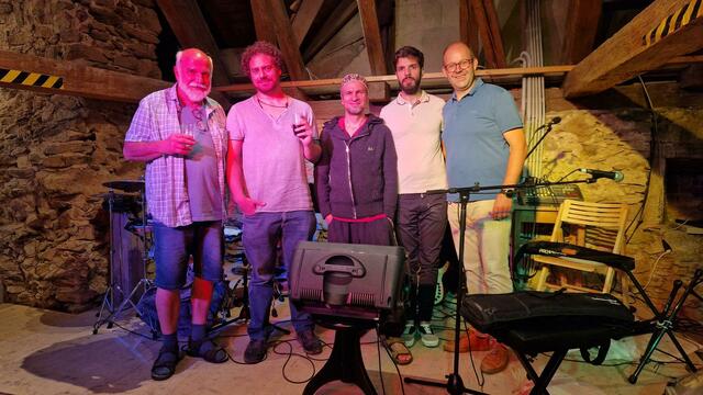 Herbert Figlmüller, Roberto Badoglio, Nadishana, Peter Somos und Bürgermeister Thomas Heissenberger. | Foto: Gemeinde Hochneukirchen-Gschaidt