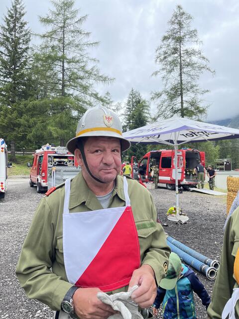 Bgm. Hanspeter Außerhofer ist selbst Mitglied bei der Feuerwehr. Beim Nassleistungsbewerb in Biberwier hatte er das Kommando über seine Gruppe. | Foto: Reichel