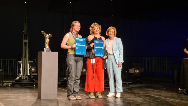Die stolzen Preisträgerinnen Anna Bubenicek und Flora Kirnbauer erhielten die Auszeichnung von der Jury. | Foto: HTL Spengergasse