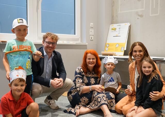 LRin Cornelia Hagele machte sich mit Marion Pletzer und iDM-GF Thomas Pletzer ein persönliches Bild von der iDM-Sommerbetreuung. Nach der gelungenen Premiere soll es das Angebot auch 2025 wieder geben.  | Foto: iDM