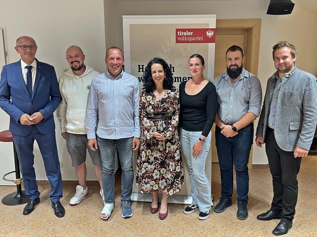 Beim Gemeindeparteitag in Serfaus kam Landeshauptmann Anton Mattle persönlich vorbei.
v.l.n.r.: Anton Mattle, Florian Lechleitner, Helmut Dollnig, Margreth Falkner, Solveig Thurnes, Christoph Jung, Dominik Traxl | Foto: Schönherr