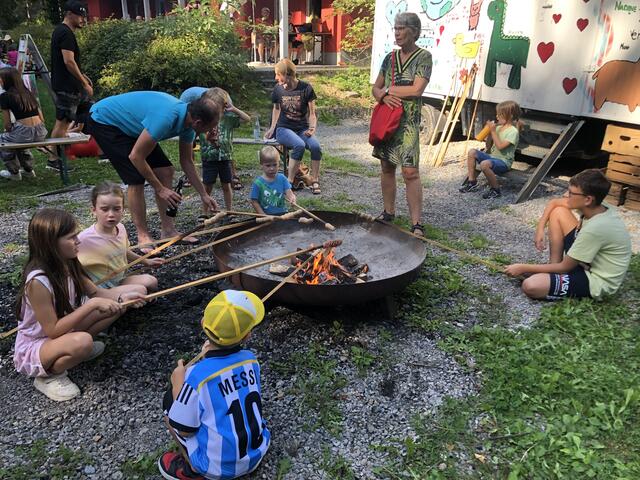 Die Highlights des Naturfestes umfassen Ponyreiten, Kreativ-Workshops, Bogenschießen sowie Stockbrot- und Würstelgrillen am Lagerfeuer. | Foto: Kinderfreunde