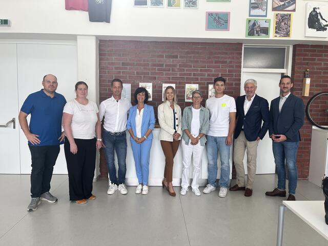 (v.l.n.r.): Direktor Roland Miniberger, Elisabeth Thiel (Klassenvorständin), Michael und Alexandra Karlhuber, Sandra Brandstetter (Geschäftsführerin Energie AG Oberösterreich), Nina Hauch (Klassenvorständin), Niklas Moser (Energie AG), Johannes Blätterbinder (GF Energie AG), sowie Thomas Brindl (WKO) bei der Patenschaftsunterzeichnung. | Foto: WKO