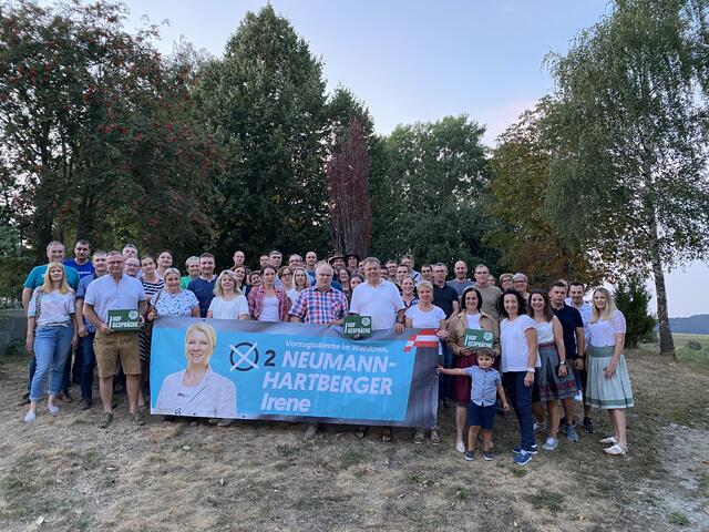 NAbg. Bundesbäuerin Irene Neumann-Hartberger mit den Besuchern beim Hofgespräch in Aspangberg bei Familie Waltraud und Anton Strobl
 | Foto: Waltraud Ungersböck