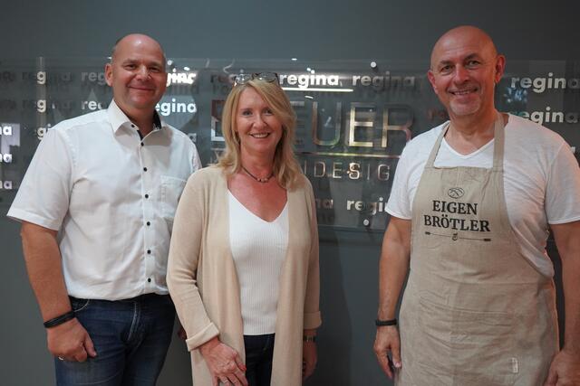 Die Gastgeber Raphael und Eva Breuer mit Christian Mikula, der Tipps zum Brot selber backen gab   | Foto: Andrea Glatzer