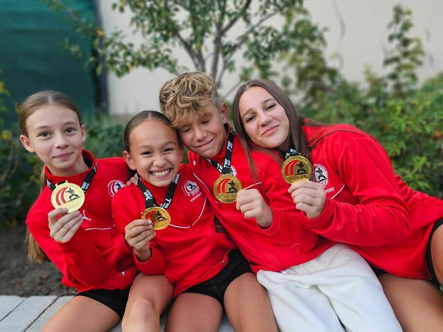 Glückliche Siegerinnen und Sieger: Strodl, Steindl, Zadina und Lehner | Foto: Frieways Karateklub