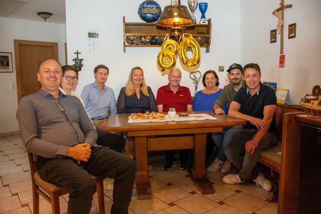 vlnr.: Christoph Seiwald, Robin u. Angelo Seiwald, Dagmar Seiwald, Franz Pöll, Jubilarin Anneliese Pöll, GR Lukas Walser, Vbgm. Daniel Winkler
