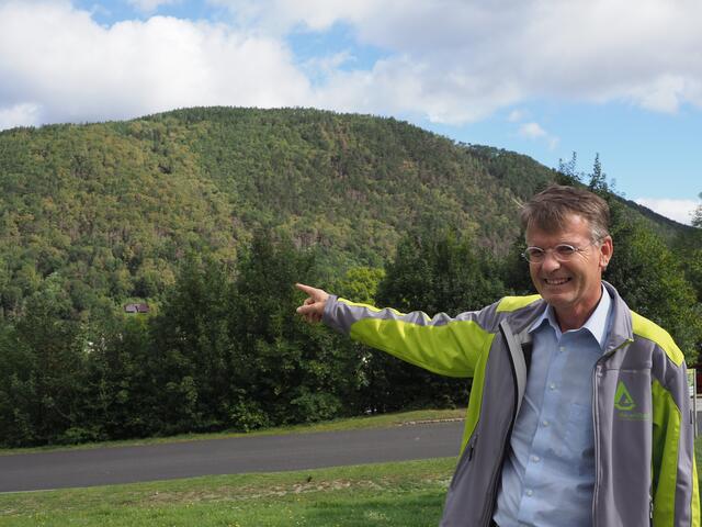 Christian Amberger zeigt von Schloss Gloggnitz aus zum angegriffenen Schutzwald Silbersberg. | Foto: Santrucek