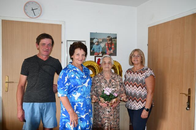 v.li.n.re.: Herbert Tiefenbacher (Sohn), Bgm. Ludmilla Etzenberger, Theresia Tiefenbacher, Regina Tiefenbacher (Tochter)

  | Foto: Stadtgemeinde Gföhl