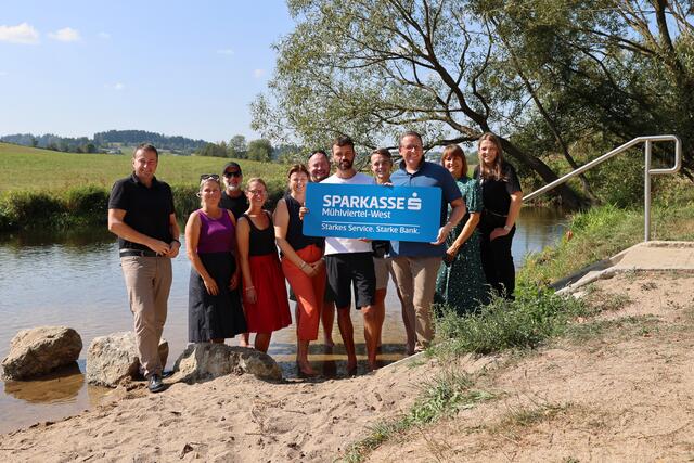 SMW-MitarbeiterInnen der Filiale Ulrichsberg sowie SMW-Vorstand Gerhard Usleber trafen sich mit Mitlgliedern des Vereins „Michö - Naturflussbad Ulrichsberg“ und dem Ulrichsberger Bürgermeister Wilfried Kellermann beim Naturflussbad | Foto: SMW
