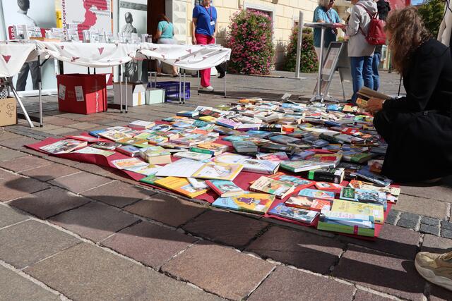 Unter dem Motto "Wir schicken Bücher auf Reisen! - Schau vorbei und pflück dir ein Buch!" wurde die Fußgängerzone Eisenstadt zum Schauplatz für die Aktion der Volkshochschulen.  | Foto: Vanessa Trabi