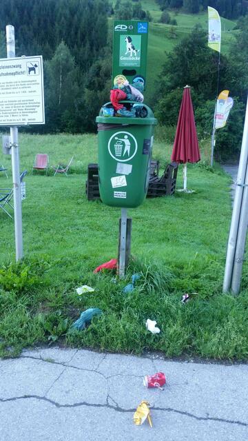 Landeplatz Parafly in Neustift i. St.: ... eigentlich ein Abfallbehälter für Gassisäckchen! | Foto: Tiroler Bergwacht - Einsatzstelle Stubai