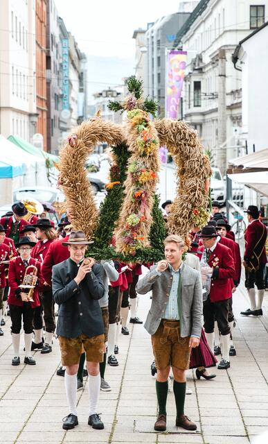 Ein Höhepunkt beim Erntedankfest: die fünf Erntekronen aus den fünf Vierteln Oberösterreichs. | Foto: Julian Quirchmair
