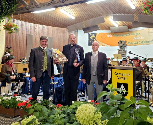 Übergabe eines Einstandsgeschenkes an Pfarrer Siegmund Bichler durch Bürgermeister Dietmar Ruggenthaler (links) und Pfarrgemeinderatsobmann Franz Wurnitsch. | Foto: Gemeinde Virgen