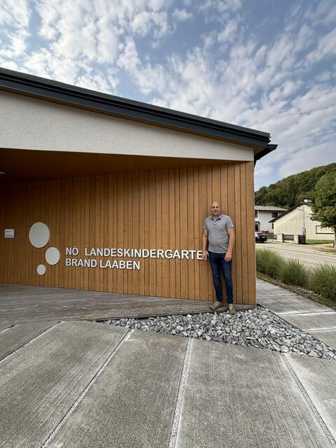 Bürgermeister Hermann Katzensteiner ist stolz auf den zeitgerechten Ausbau des Kindergartens Brand-Laaben. | Foto: Lauren Seywald