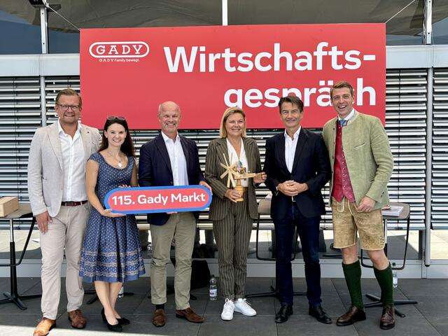 Spannendes Wirtschaftsgespräch mit Philipp Gady, Roland Weißmann, Kathrin Stainer-Hämmerle, Markus Mair und Jürgen Hofer am Bild mit Nadina Gady-Eugster (2.v.l.) | Foto: Brigitte Gady