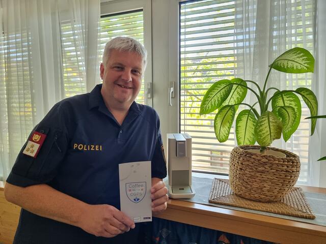 Bernhard Schilcher stellt das neue Programm vor: "Coffee with Cops". | Foto: zVg