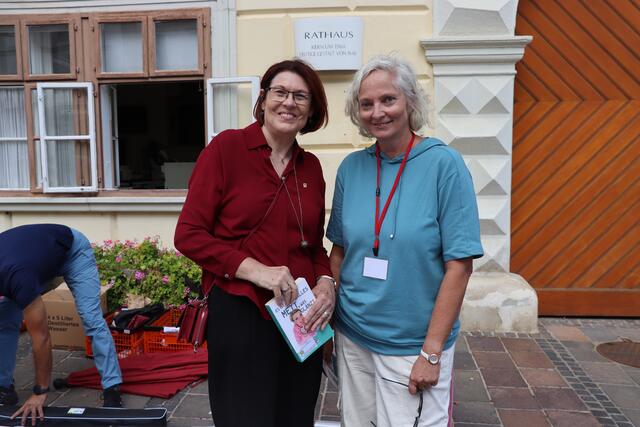 (v.l.) Vorständin der Burgenländischen Volkshochschulen Christine Teuschler und Ursula Foki, Geschäftsführerin der Burgenländischen Volkshochschulen, wollen mit BooksCrossing auf den Weltalphabetisierungstag aufmerksam machen.  | Foto: Vanessa Trabi