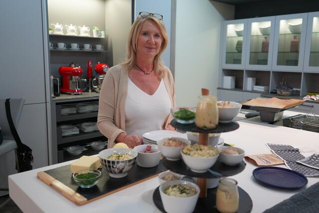 Eva Breuer zauberte Dips wie Erdäpfelkas, Feta mit getrocknete Paradeiser-Aufstrich, Eiaufstrich, Paprika-Topfen-Aufstrich... | Foto: Andrea Glatzer
