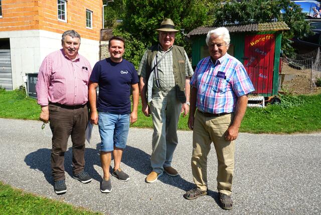 Bezirksobmann Josef Wiesinger (links) mit Manfred Forthofer (Büffelhof Forthofer) und Reiseteilnehmern. | Foto: Altbauern Bezirk Perg